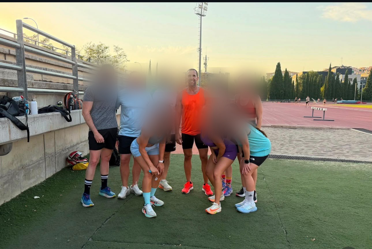 Entrenamiento de pruebas físicas del CIF en pista de atletismo en Granada